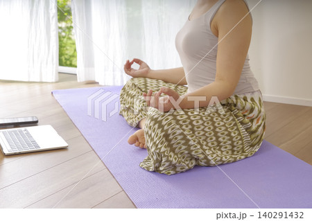 瞑想して心を整える女性の手元 瞑想して心を整える女性の手元 140291432