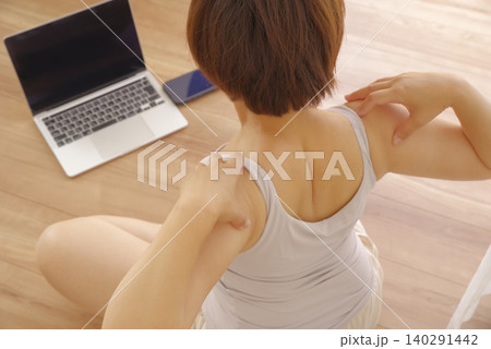 ヨガ動画を見て自宅でヨガをする女性 ヨガ動画を見て自宅でヨガをする女性 140291442