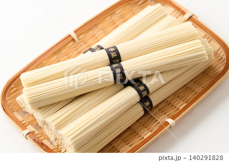 ざるに乗せた手延素麺 140291828