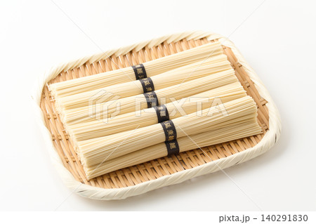ざるに乗せた手延素麺 140291830