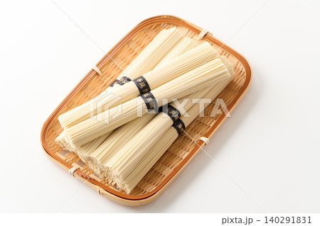 ざるに乗せた手延素麺 ざるに乗せた手延素麺 140291831