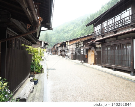 雨に煙る奈良井宿の古い町並み 雨に煙る奈良井宿の古い町並み 140291844