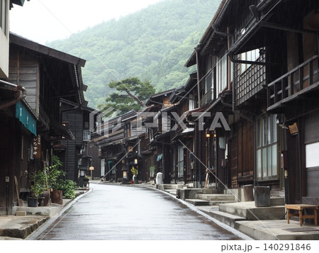 雨に濡れる奈良井宿の石畳と古い町並み 雨に濡れる奈良井宿の石畳と古い町並み 140291846