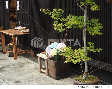 奈良井宿の軒先を彩る紫陽花 奈良井宿の軒先を彩る紫陽花 140291853