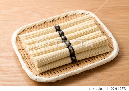 ざるに乗せた手延素麺 ざるに乗せた手延素麺 140291978