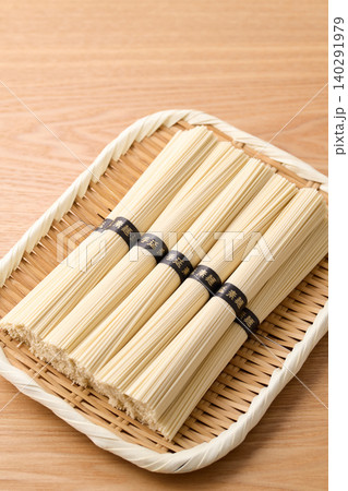 ざるに乗せた手延素麺 ざるに乗せた手延素麺 140291979