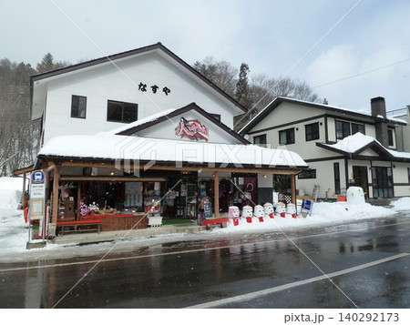 冬の湯西川温泉街(栃木県日光市)・バス停前 冬の湯西川温泉街(栃木県日光市)・バス停前 140292173