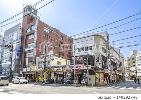 神奈川県座間市の都市風景 相武台前駅前商店街の飲食店街 140292748
