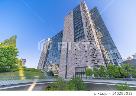 新宿イーストサイドスクエアの外観と新緑のペデストリアンデッキ【東京都新宿区新宿6-27-30】 新宿イーストサイドスクエアの外観と新緑のペデストリアンデッキ【東京都新宿区新宿6-27-30】 140293012