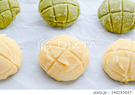 焼き上げる前のメロンパンの生地 プレーンと抹茶 140293047