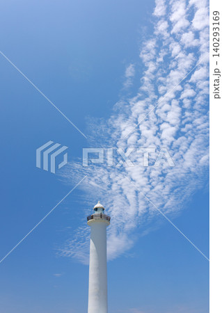 沖縄・残波岬の灯台と青空に広がるうろこ雲 沖縄・残波岬の灯台と青空に広がるうろこ雲 140293169