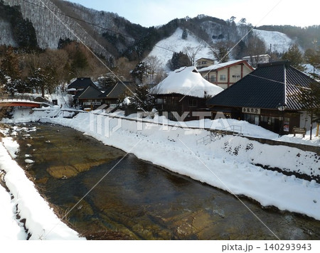 冬の湯西川温泉街（栃木県日光市）・湯西川とミニかまくら 140293943