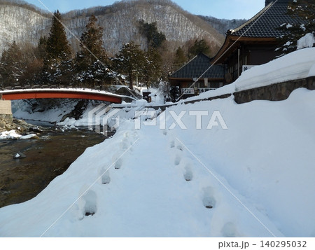 冬の湯西川温泉街(栃木県日光市)・湯西川とミニかまくら 冬の湯西川温泉街(栃木県日光市)・湯西川とミニかまくら 140295032