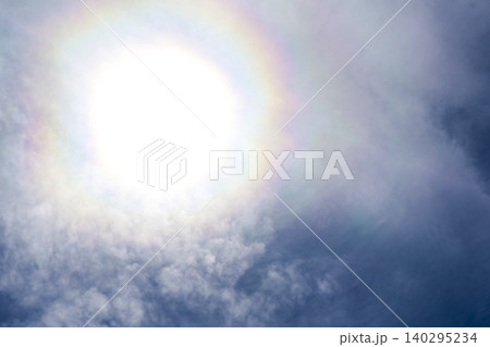 春の青空と彩雲に輝く太陽の空背景素材 横浜 春の青空と彩雲に輝く太陽の空背景素材 横浜 140295234