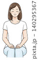 休み時間に　正しい姿勢で椅子に座り　瞑想する日本の若い女性　メディテーション 140295367