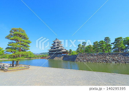長野県松本市、国宝松本城の風景 140295395