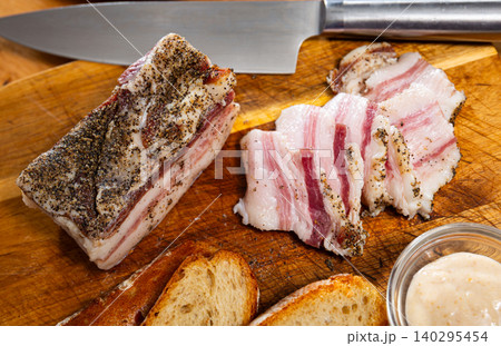 Sliced lard served with horseradish and bread 140295454