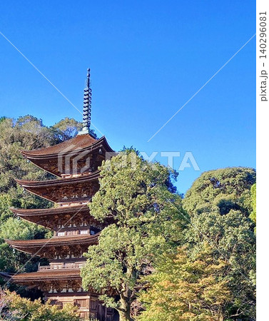 青空に映える瑠璃光寺の五重塔 青空に映える瑠璃光寺の五重塔 140296081