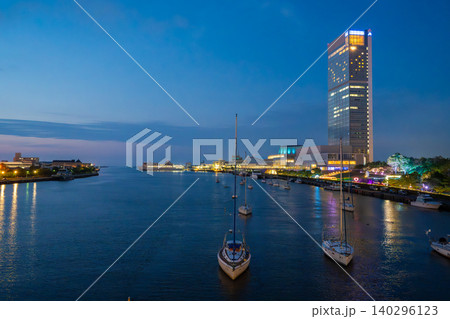 夕暮れの新潟港 佐渡島に向けて出港する佐渡汽船のカーフェリー 夕暮れの新潟港 佐渡島に向けて出港する佐渡汽船のカーフェリー 140296123