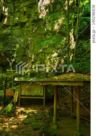 新緑に覆われた巌立峡の三ッ滝不動明王 新緑に覆われた巌立峡の三ッ滝不動明王 140296836