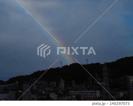 宇津野山にかかる虹の端 (日没少し前の高知市) 宇津野山にかかる虹の端 (日没少し前の高知市) 140297073