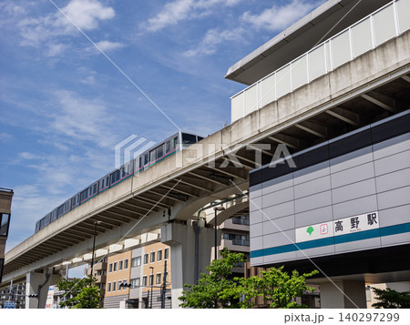 日暮里・舎人ライナー「高野駅」のホーム外壁と列車 日暮里・舎人ライナー「高野駅」のホーム外壁と列車 140297299