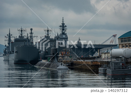 日本 広島の呉の軍港の風景 自衛隊 護衛艦 日本 広島の呉の軍港の風景 自衛隊 護衛艦 140297312