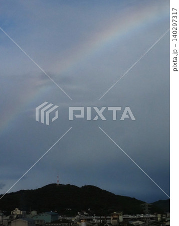 五台山の上に架かる虹(雨上がりの高知市の夕刻) 五台山の上に架かる虹(雨上がりの高知市の夕刻) 140297317