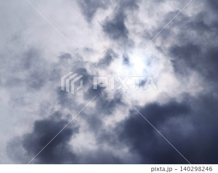 暗い雲の隙間から太陽の光が差す空 140298246