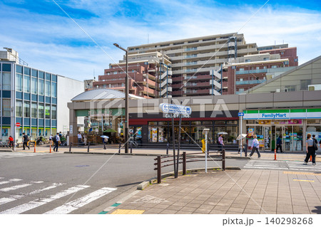 青空広がる西武新宿線・花小金井駅北口の駅舎と駅前ロータリーの風景 青空広がる西武新宿線・花小金井駅北口の駅舎と駅前ロータリーの風景 140298268