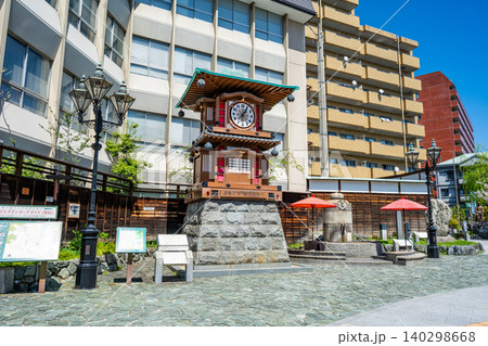 道後温泉駅前の坊っちゃんカラクリ時計と足湯の風景 140298668