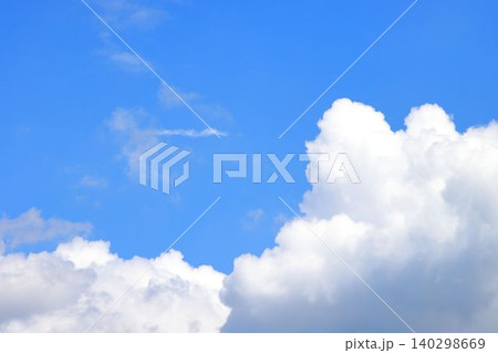 夏の青空と白い雲 夏の青空と白い雲 140298669