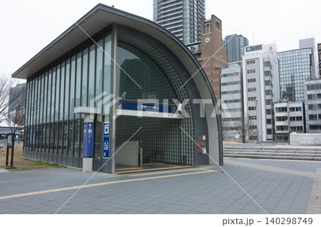 中央公会堂を映し出す、京阪中之島線なにわ橋駅のスタイリッシュな外観 140298749