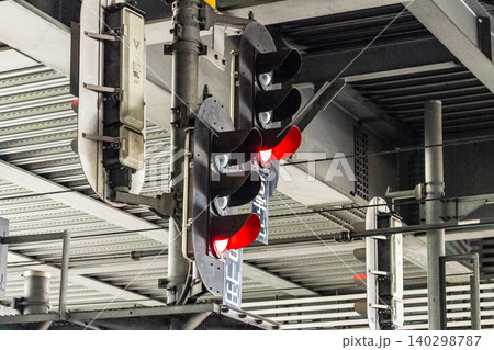 駅のホームに設置された鉄道の出発信号機(赤信号・停止信号) 駅のホームに設置された鉄道の出発信号機(赤信号・停止信号) 140298787