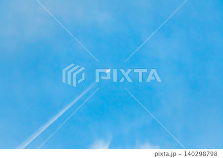 澄み渡る青空に向かって白い飛行機雲を描きながら飛ぶ旅客機 澄み渡る青空に向かって白い飛行機雲を描きながら飛ぶ旅客機 140298798