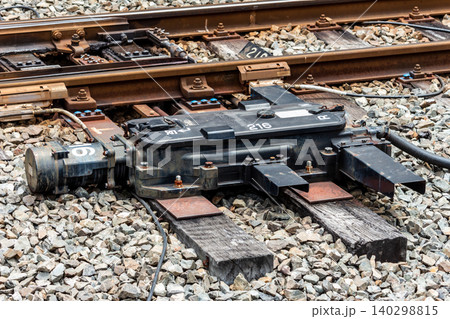 線路の電気転轍機と分岐器(鉄道のポイント切り替え装置) 線路の電気転轍機と分岐器(鉄道のポイント切り替え装置) 140298815