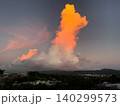 夕日に染まる縦に伸びた雲の風景2 140299573