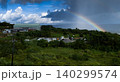 晴れと雨の境界に現れた虹の風景 140299574