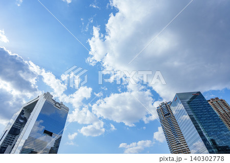 高層ビルと雲と空 140302778
