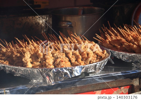 屋台の焼き鳥 串焼き 屋台の焼き鳥 串焼き 140303176