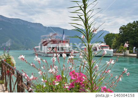フランス・アヌシーの水辺に咲く花々 夏の美しい風景(2021年7月30日) フランス・アヌシーの水辺に咲く花々 夏の美しい風景(2021年7月30日) 140304158