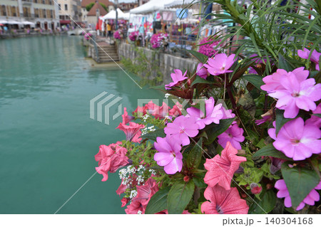 フランス・アヌシーの水辺に咲く花々 夏の美しい風景（2021年7月30日） 140304168