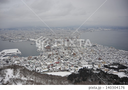 雪化粧した函館港を望む冬の風景 雪化粧した函館港を望む冬の風景 140304176
