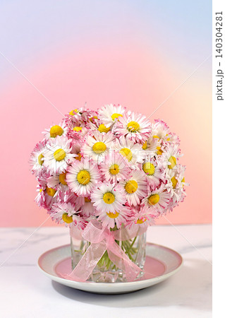 Abstract floral arrangement for product display,Beautiful summer banner with a bouquet of blooming daisies, a design template, and a display stand. Concept of minimalist modern aesthetics 140304281