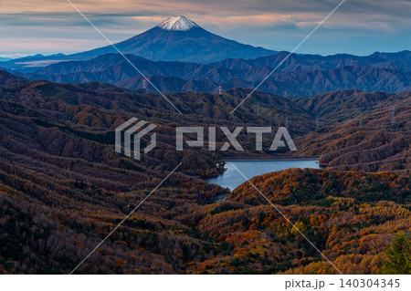 大菩薩嶺から見る夜明けの富士山と大菩薩湖 大菩薩嶺から見る夜明けの富士山と大菩薩湖 140304345