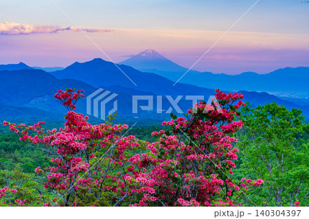 【山梨県】山ツツジ咲く清里の美し森　富士山遠望　夕景 140304397