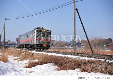 冬の釧路市街地を走る釧網線の普通列車 冬の釧路市街地を走る釧網線の普通列車 140304450