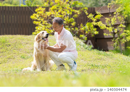 大型犬の世話をするシニア男性 大型犬の世話をするシニア男性 140304474