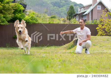 犬と遊ぶシニアの男性 140304482