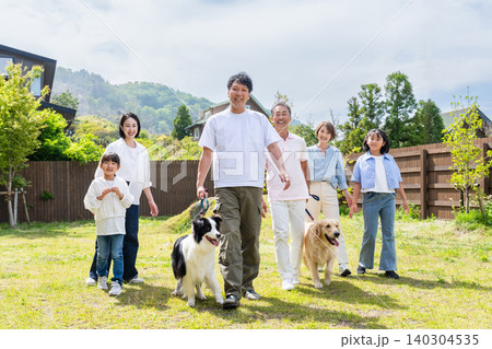 犬の散歩をする3世代家族 犬の散歩をする3世代家族 140304535
